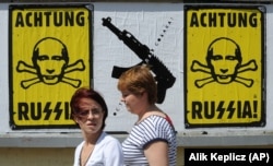 Плакаты, наклеенные активистами после аннексии Крыма и начала войны в Донбассе. Варшава, 14 июля 2014 года