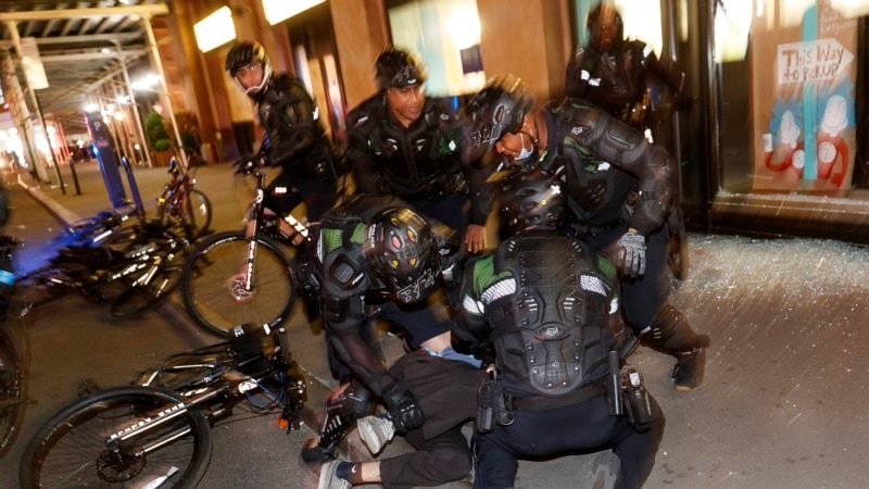 ABŞ-da garaýagyz adamyň polisiýanyň elinden ölmegi sebäpli guralan protestler tapgyr sekizinji gije dowam etdi