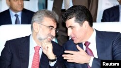 Türkiyənin Enerji və Təbii Sərvətlər naziri Taner Yildiz (solda) Kürdüstan regional hökumətinin Baş naziri Nechirvan Barzani ilə, 2 dekabr 2013.