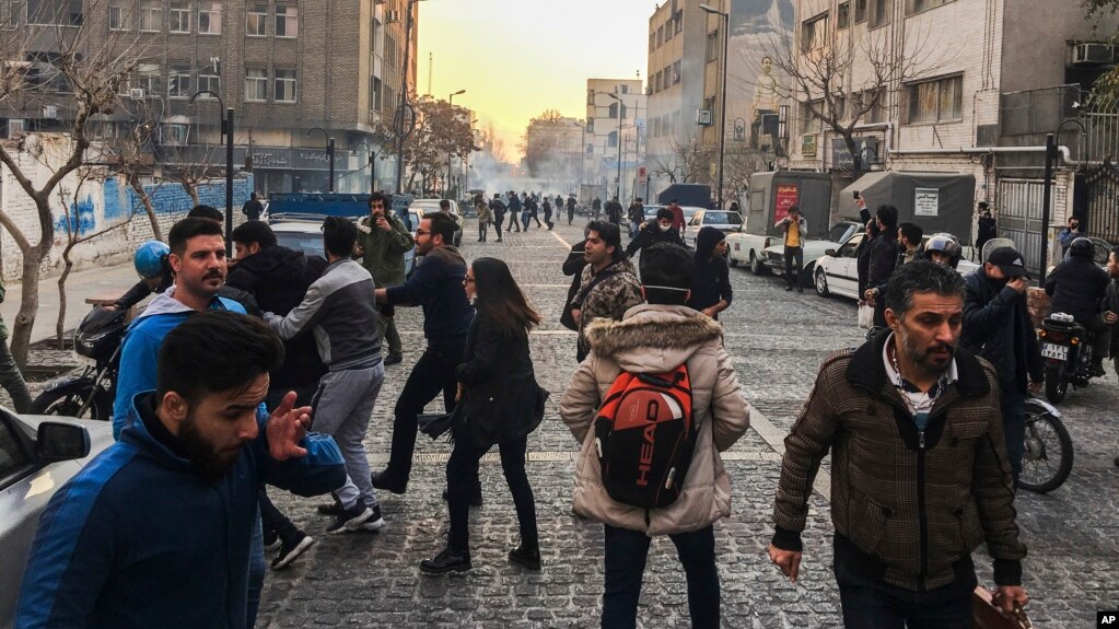 صحنه‌ای از تقابل نیروهای ضدشورش با معترضان در تهران در نهم دی ۹۶