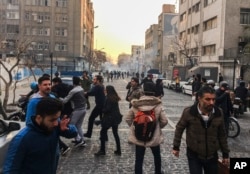 Полиция применяет слезоточивый газ против манифестантов в Тегеране. 1 января 2018 года
