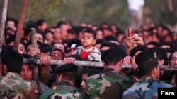 Толпа с детьми, собравшаяся смотреть на публичные казни. Исфахан, дата неизвестна