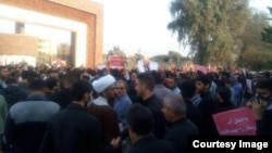 در بهمن سال گذشته برق و آب اهواز و تعدادی از شهرهای استان خوزستان قطع شد و شهروندان اهوازی در مقابل استانداری تجمع کردند.
