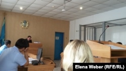 Суд по делу директора коммунального предприятия «Окжетпес-Т» со стопроцентным долевым участием государства Ерлана Утешева, находящегося под арестом. Суд запретил фотографировать подсудимого и его защитников, по их просьбе. Темиртау, 17 июля 2017 года.
