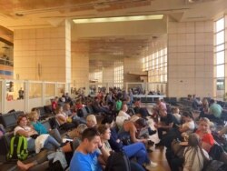 Українські туристи в аеропорті міста Шарм-ель-Шейх чекають на свої рейси