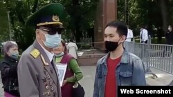 Алматыдағы панфиловшылар саябағына гүл қоюға келген ардагер. 9 мамыр 2020 жыл. 