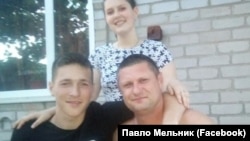 Український рибалка Максим Терехов зі своєю сім'єю. За попередніми даними, він один із затриманих