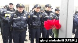 В первых рядах кордона стояли исключительно женщины-полицейские
