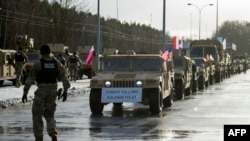 Конвой американской армии пересекает немецко-польскую границу в Ольшине, январь 2017 года