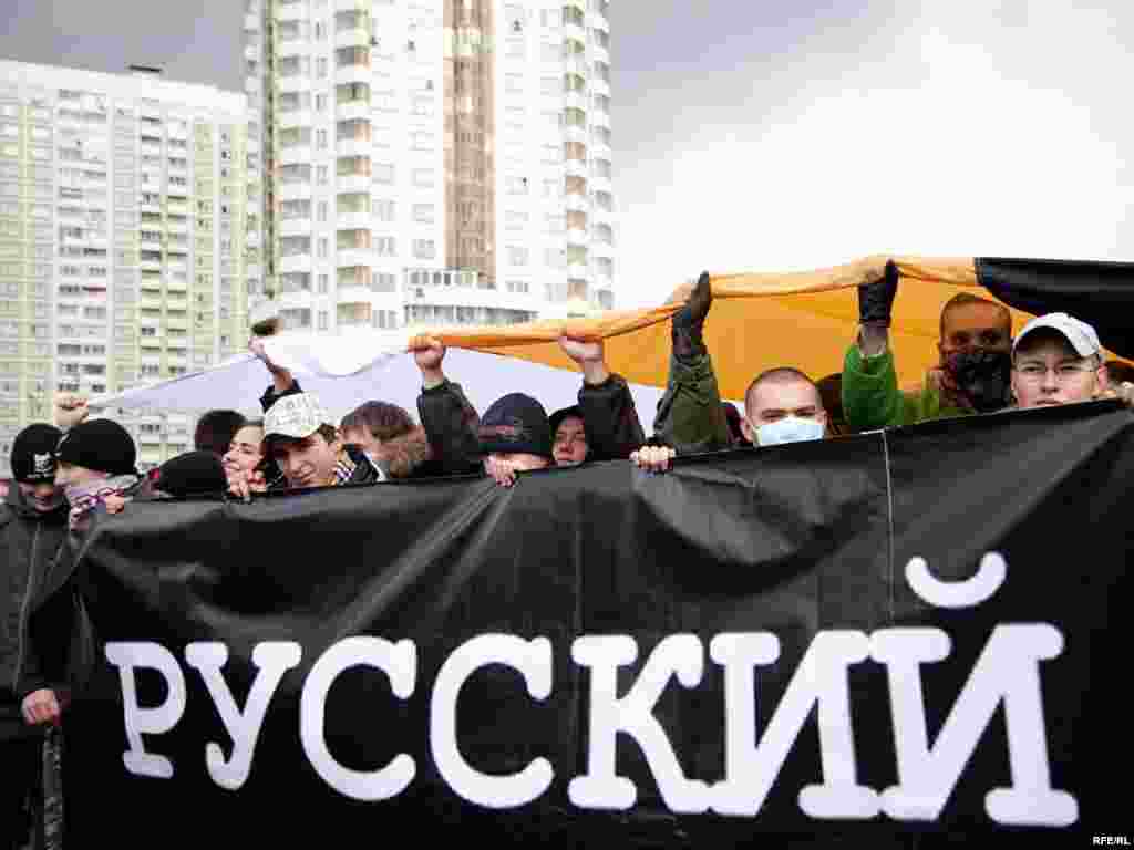 4 ноября около 2,5 тысяч националистов прошли маршем по московскому району Люблино