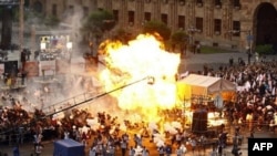 انفجار بادکنک‌های تبلیغاتی در میدان جمهوری ایروان، ۴ مه ۲۰۱۲.