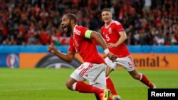 Ashley Williams (Țara Galilor) bucurîndu-se după înscrierea primului gol în meciul cu Belgia dni sferturile de finală de la EURO 2016, stadionul Pierre-Mauroy, Lille, Franța, 1 iulie 2016