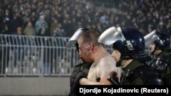 Policija privodi nasilnike na utakmici Crvene zvezde i Partizana, Beograd