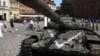 Поврежденный российский танк с буквой V на выставке в Варшаве