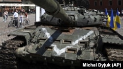 Уничтоженный российский танк с буквой V на выставке в Варшаве, Польша. 27 июня 2022 г. Иллюстративное фото