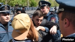 Полиция задерживает участника акции протеста, Ереван, 8 апреля 2018 г.