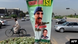 A banner bearing the image of the outgoing Inter-Services Intelligence (ISI) Chief Lt. General Zaheerul Islam in Islamabad. (file photo)