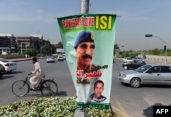 لیکوال د پاکستان د څارګرې ادارې په اړه هم خبرې لري.