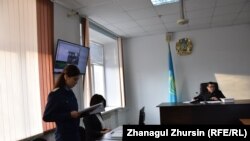 На заседании суда, где рассматривают дело в отношении компании, руководство которой обвиняют в незаконной вырубке краснокнижных деревьев. Актобе, 10 декабря 2019 года.
