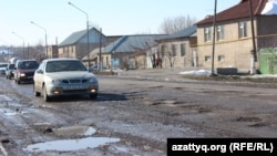 Түркістан облысының Сайрам ауданы Қарасу ауылын қиып өтетін жол (Көрнекі сурет).