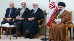 علیرضا اعرافی (نفر دوم از سمت چپ)، از سال ۱۳۸۷ تاکنون مناصب متعددی از خامنه‌ای دریافت کرده و از روحانیون محبوب رهبر محسوب می‌شود.