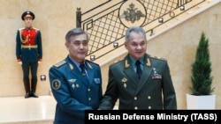 Нурлан Ермекбаев (слева) и российский министр обороны Сергей Шойгу