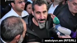 Серж Танкян в ереванском аэропорту Звартноц, 7 мая 2018