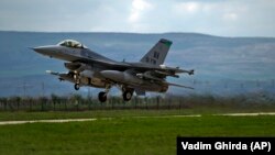 Valoarea contractului semnat vineri este de 388 milioane euro și se va derula pe o perioadă de trei ani, primele aeronave urmând să fie livrate spre sfârșitul anului 2023.