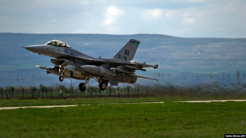 Румыниядағы әскери базадан ұшып бара жатқан америкалық F-16 әскери ұшағы. Бейтарап сурет.