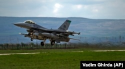 Истребитель F-16 взлетает с аэродрома на военной базе в Румынии