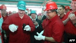 Аляксандар Лукашэнка і Уга Чавэс на нафтавым заводзе ў Вэнэсуэле, 2007 год