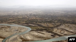 طالبان میگویند که در نتیجه خشکسالی های پی در پی سطح آب دریای هلمند پایین افتاده و مناطق اطراف آن با خشکسالی شدید رو به رو است