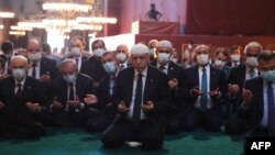 Турскиот претседател Реџеп Таип Ердоган на молитва во Аја Софија
