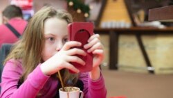 Sorğu sonuclarının analizi göstərir ki, uşaqlar internetə daha çox mobil telefon vasitəsi ilə daxil olurlar. 