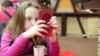 Copiii, singuri în fața pericolelor din mediul virtual