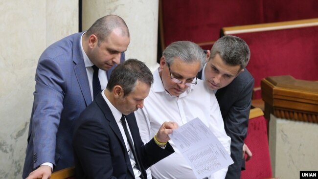 Лидер парламентской фракции "Голос" Сергей Рахманин (в центре)