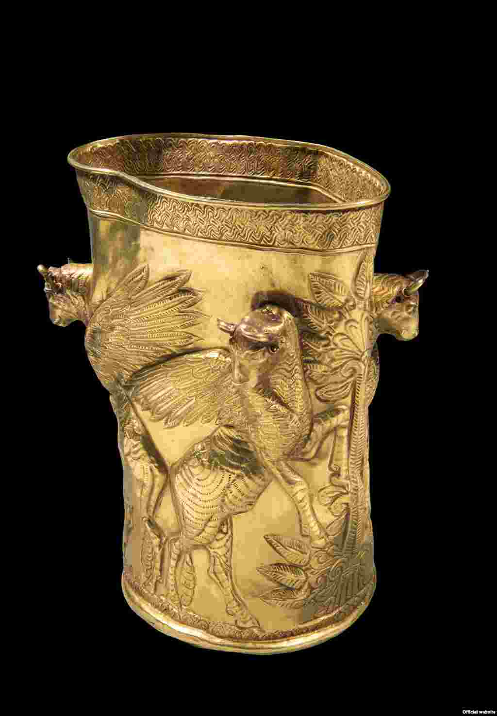 Cupă cu decorație în relief. Marlik, Mormântul 26, sf. mileniul al II-lea-începutul mileniului I î.e.n. Aur.