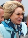 Заступник голови Ради безпеки РФ Дмитро Медведєв (ліворуч) і голова Ради Федерації РФ Валентина Матвієнко (друга ліворуч) рперед військовим парадом до Дня Перемоги на Красній площі в Москві, 9 травня 2022 року.