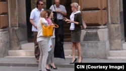 Optuženi Muhamed Bukva izlazi sa Općinskog suda sa advokatima Vasvijom Vidović, Draganom Barbarićem i Lejlom Ćović. (FOTO: CIN)