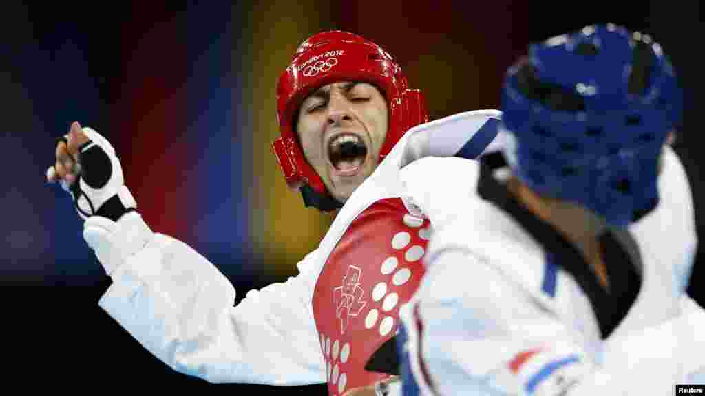 Armenia's Arman Yeremyan (left) fights against the Netherlands' Tommy Mollet during their men's 80-kilogram Olympic quarterfinal taekwondo match. (Reuters/Darren Staples)