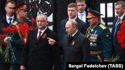 Vladimir Putin și Igor Dodon înaintea începerii paradei militare