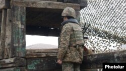 Հայկական բանակի զինծառայողը մարտական հերթապահության ժամանակ, արխիվ