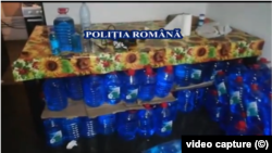 Captură de pe filmarea poliției care a descins la domiciliile celor care vindeau lichidul de parbriz pe post de spirt 