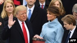 Дональд Трамп АҚШ президенті қызметіне кірісер алдында ант беріп тұр. Вашингтон, 20 қаңтар 2017 жыл