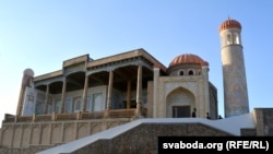Мечеть рядом с могилой первого президента Узбекистана Ислама Каримова в Самарканде.