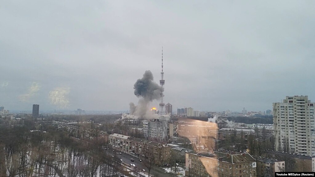 Удар російських військ по телевежі в Києві, яка розташована поруч з меморіальним комплексом «Бабин Яр». 1 березня 2022 року