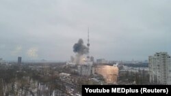 Удар російських військ по телевежі в Києві, яка розташована поруч з меморіальним комплексом «Бабин Яр». 1 березня 2022 року