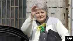 Marina Khodorkovskaya waves after a court session in Moscow in 2004.
