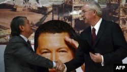 Министр нефтяной промышленности Венесуэлы Рафаэль Рамирес и глава "Роснефти" Игорь Сечин в Каракасе. 29 января 2013 года.