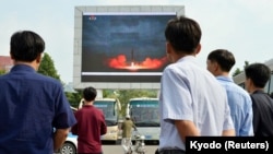Жители Северной Кореи наблюдают за запуском ракеты, август 2017 года